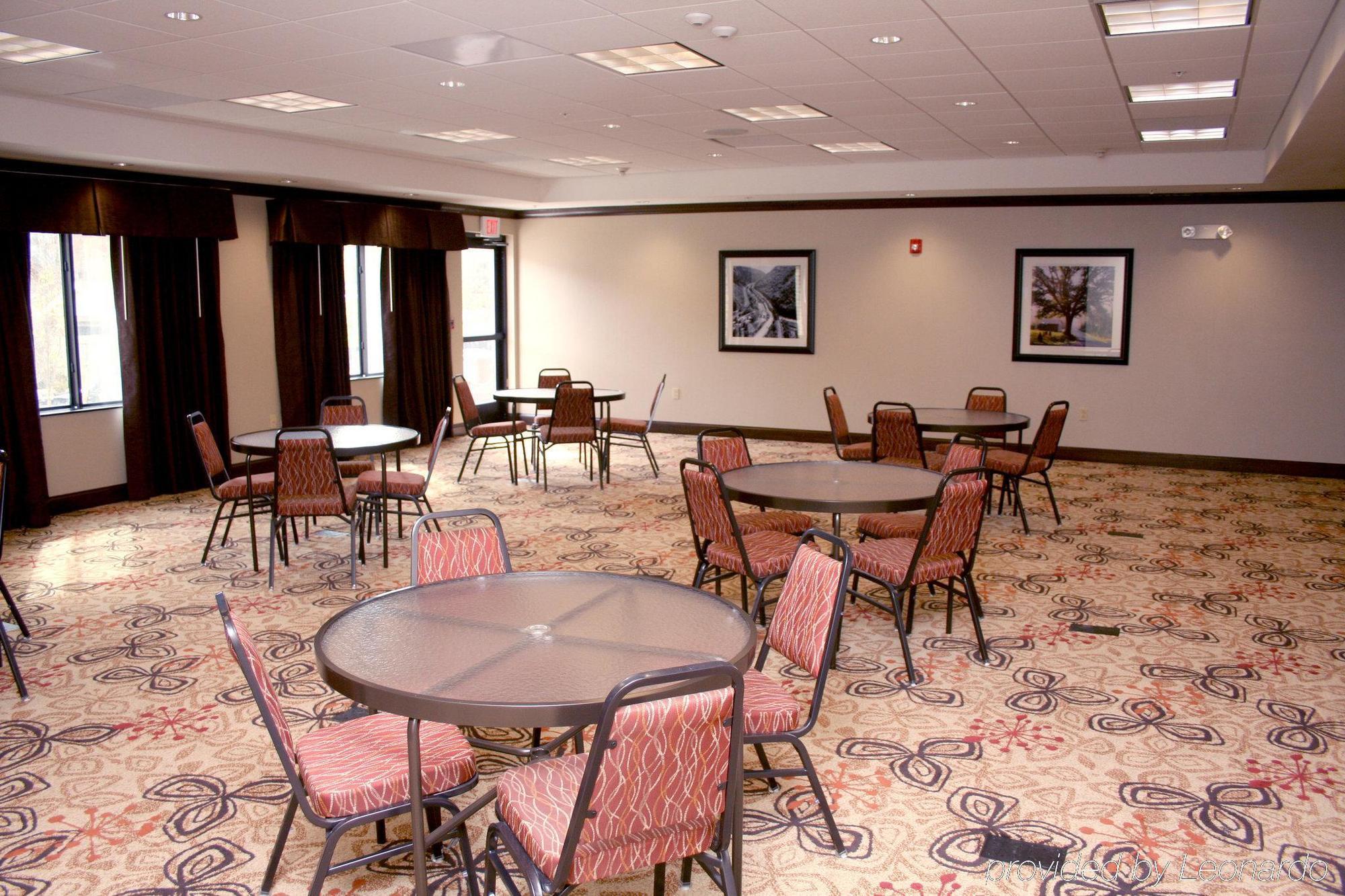 Holiday Inn Express & Suites Cumberland - La Vale By Ihg Екстер'єр фото